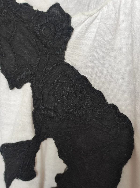 Camiseta blanca de tirantes con bordado negro