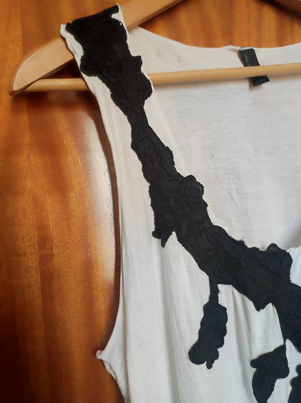 Camiseta blanca de tirantes con bordado negro