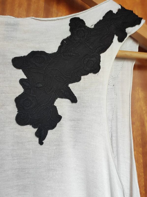 Camiseta blanca de tirantes con bordado negro