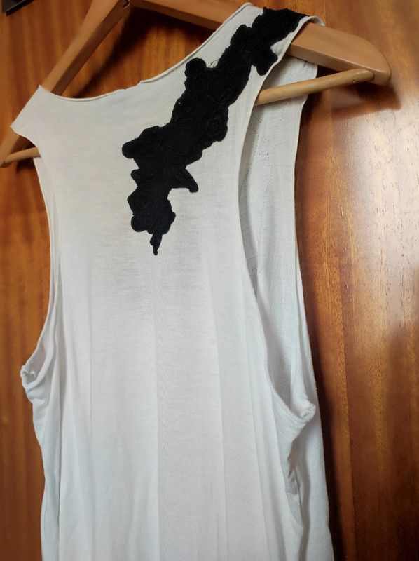 Camiseta blanca de tirantes con bordado negro
