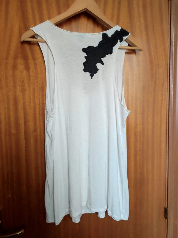 Camiseta blanca de tirantes con bordado negro