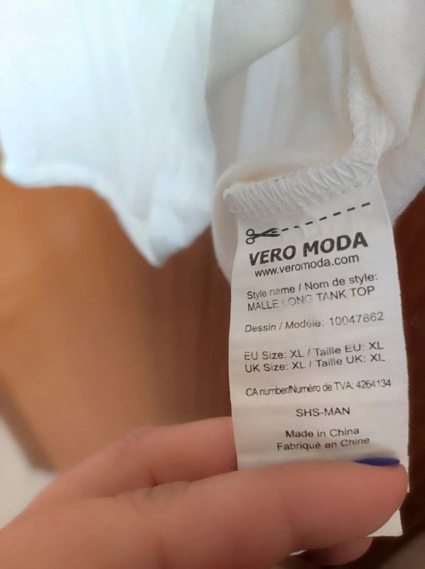 Camiseta blanca de tirantes con bordado negro