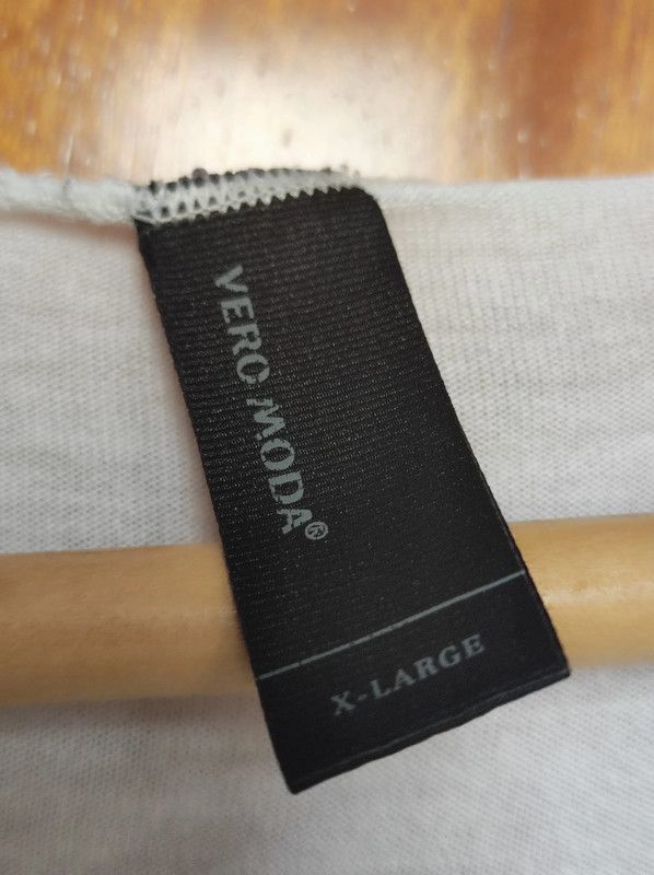 Camiseta blanca de tirantes con bordado negro