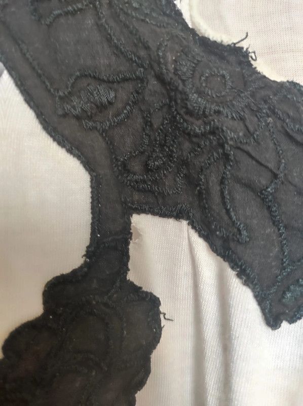 Camiseta blanca de tirantes con bordado negro