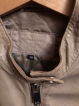 Cazadora de cuero de mujer