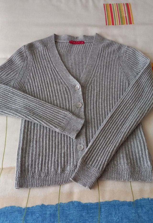 Chaqueta de punto gris.