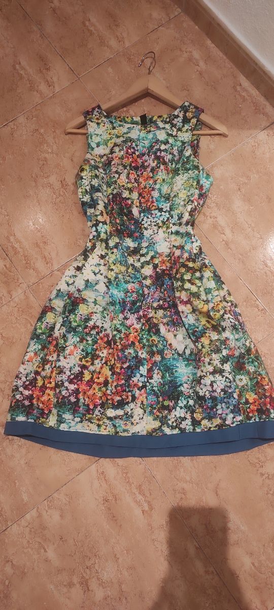 vestido floral de tirantes