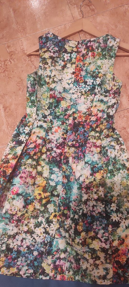 vestido floral de tirantes