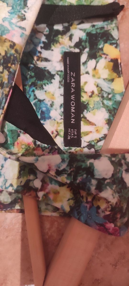 vestido floral de tirantes