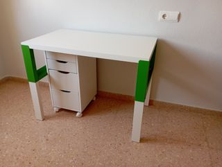 Escritorio pahl ikea  como nuevo con estanteria