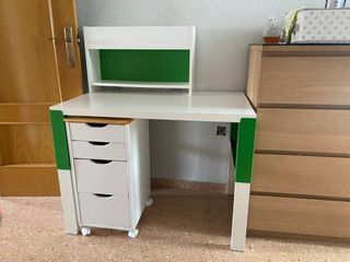 Escritorio pahl ikea  como nuevo con estanteria