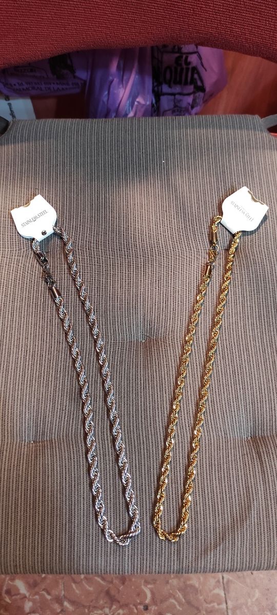 2 cordones collar, 1 acero,otro oro.
