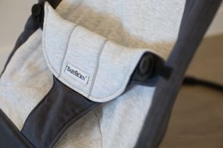 Hamaca de bebé Babybjörn gris oscuro y gris claro.