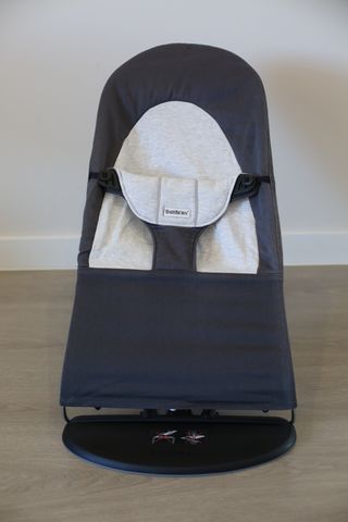 Hamaca de bebé Babybjörn gris oscuro y gris claro.