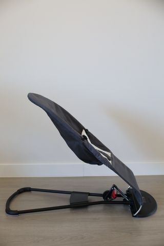 Hamaca de bebé Babybjörn gris oscuro y gris claro.