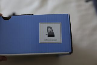 Hamaca de bebé Babybjörn gris oscuro y gris claro.