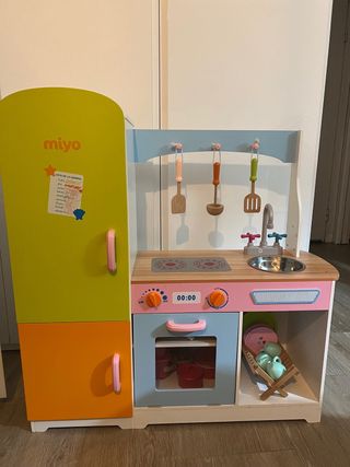 Cocinita juguete madera con  muchos accesorios