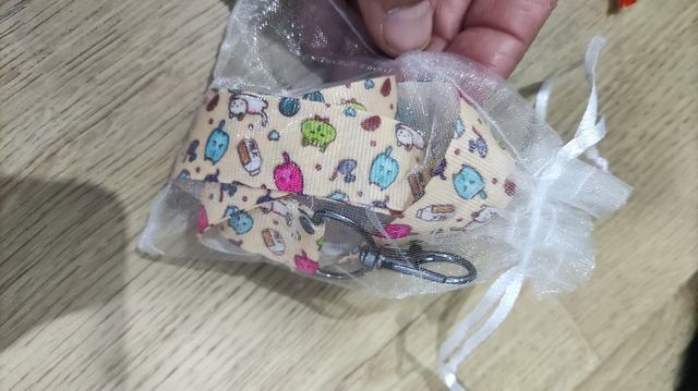 Cinta cuello porta llaves. Llavero. Cuelga llaves.