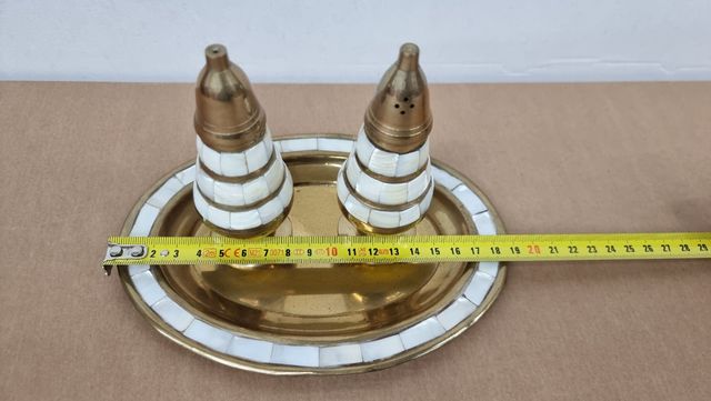 Salero y pimentero con bandeja