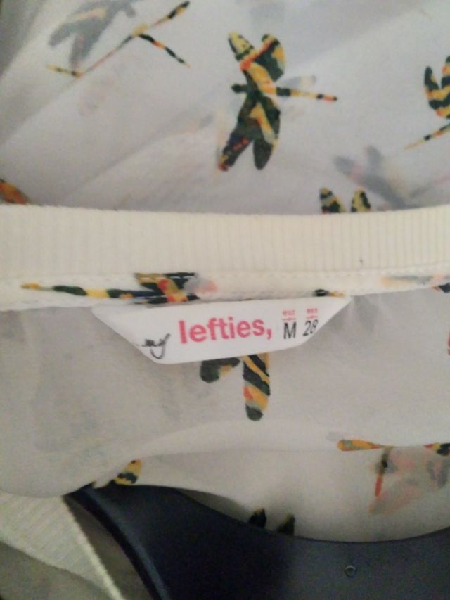 Blusa estampada. De Lefties.