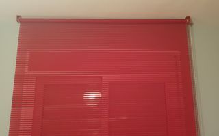 Estor rojo y alfombra roja