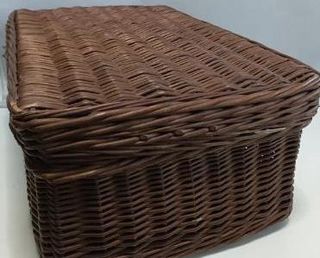 Antigua maleta de mimbre. 53 x 34 x 20 cm