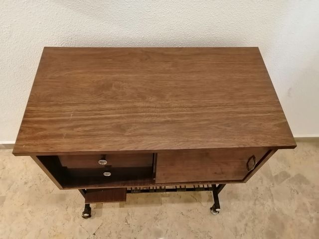 Mesa televisión antigua, vintage.