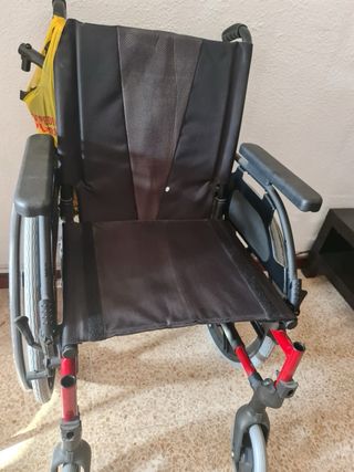 SILLA DE RUEDAS DE ORTOPEDIA