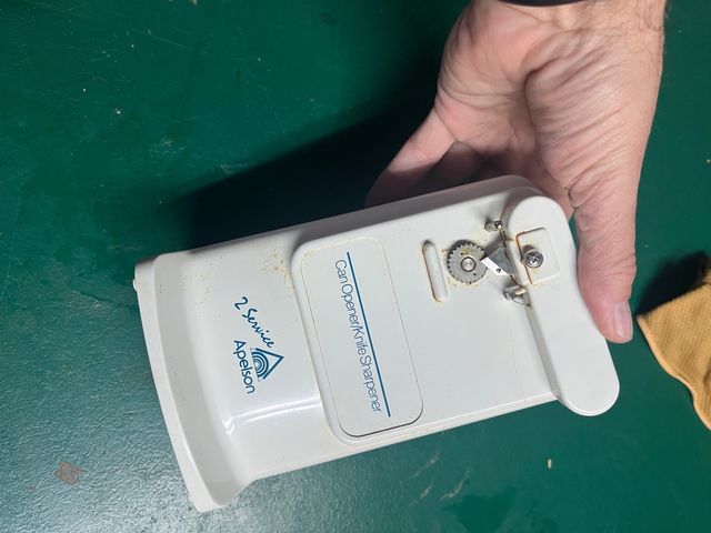Afilador y abrelatas