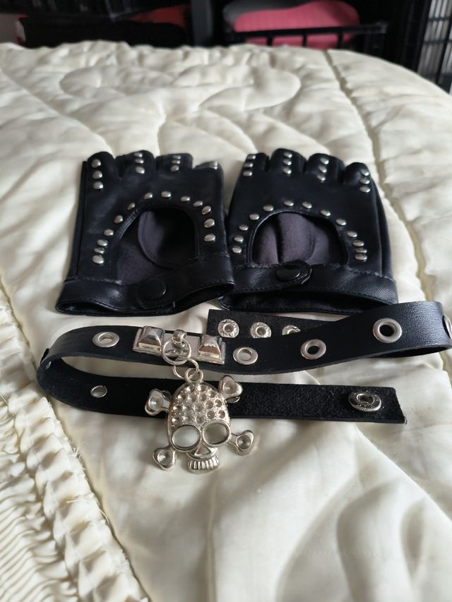 Collar y guantes estilo punk