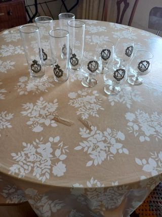 Juego de copas y vasos