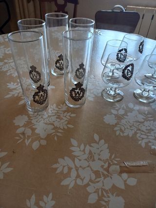 Juego de copas y vasos