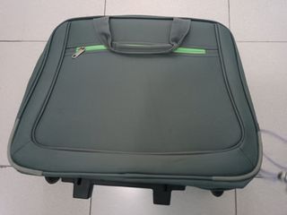 Bolsa para transporte de ordenador con ruedas.