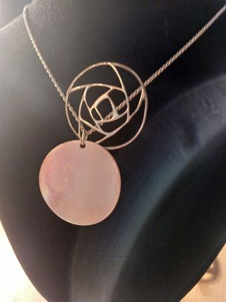 De lo  más bonito: Colgante nacar rosa y  plata.