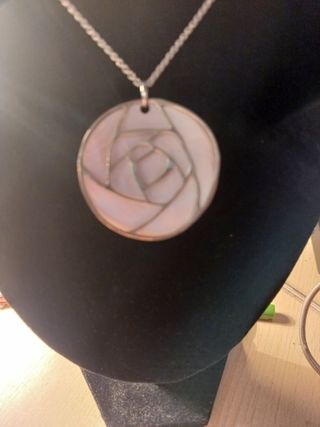 De lo  más bonito: Colgante nacar rosa y  plata.