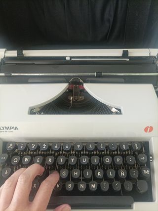 Máquina de escribir OLYMPIA