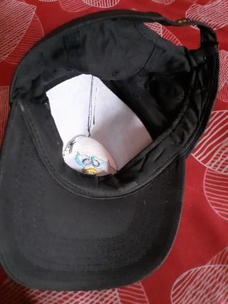 Cappellino nero con stampa Calimero