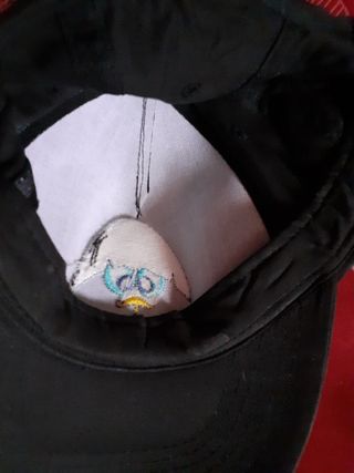 Cappellino nero con stampa Calimero