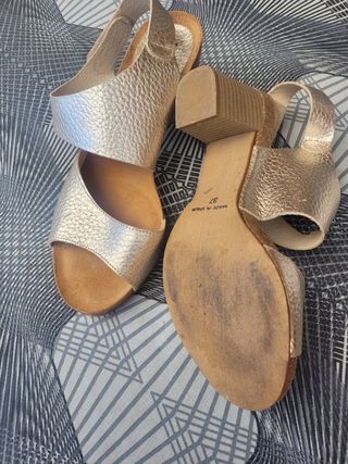 Sandalias de tacón de vestir.