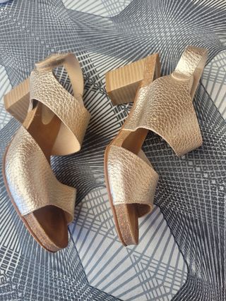 Sandalias de tacón de vestir.