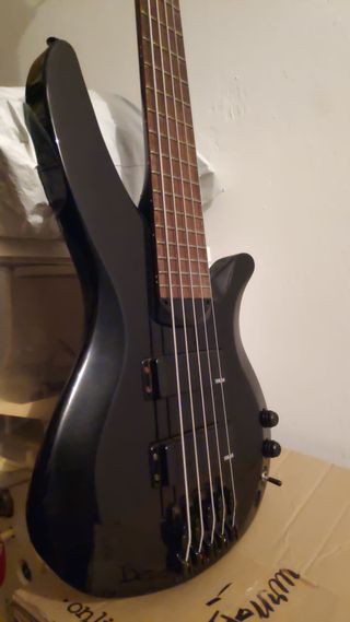 Bajo 5 cuerdas Yamaha RBX775 Negro + Funda flight