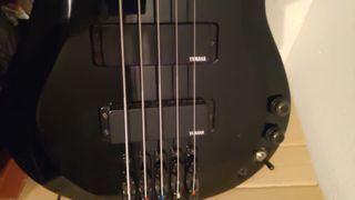 Bajo 5 cuerdas Yamaha RBX775 Negro + Funda flight