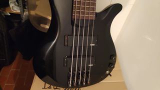 Bajo 5 cuerdas Yamaha RBX775 Negro + Funda flight