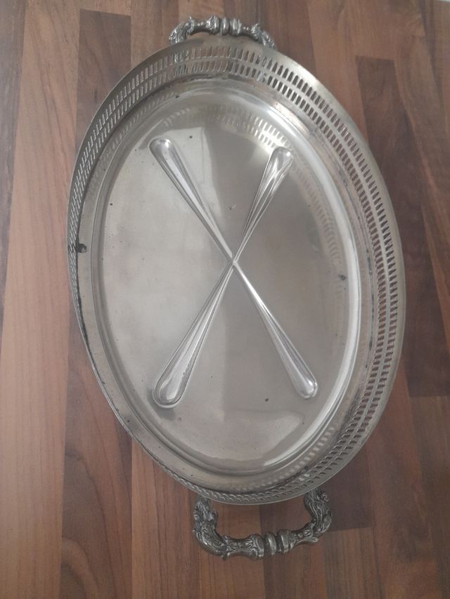 Fuente con bandeja de alpaca .