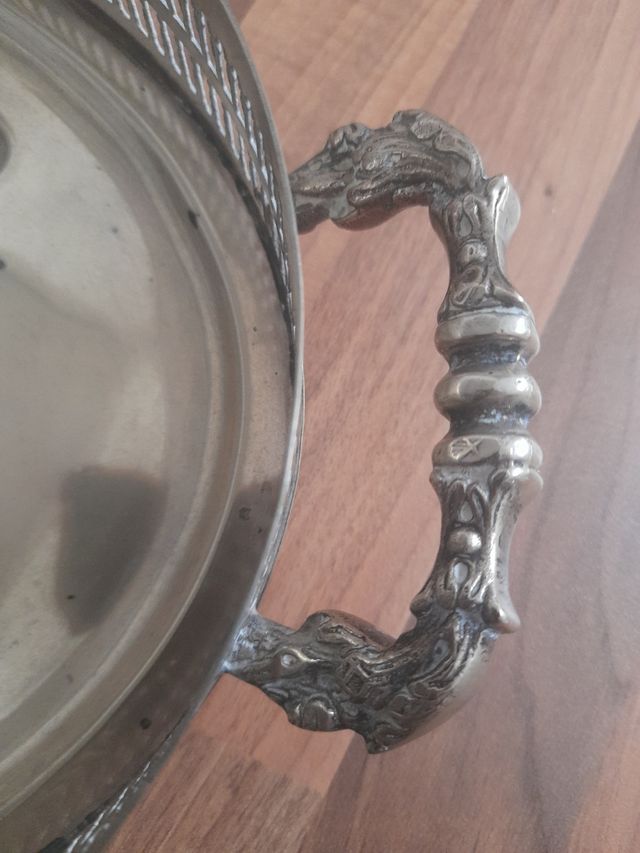 Fuente con bandeja de alpaca .