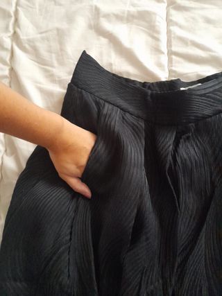 Falda midi plisada negra