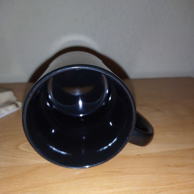 Taza negra y toda alrededor  imágenes de gatos pre