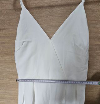 Elegante mono blanco con capa