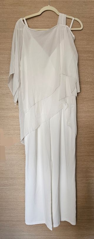 Elegante mono blanco con capa