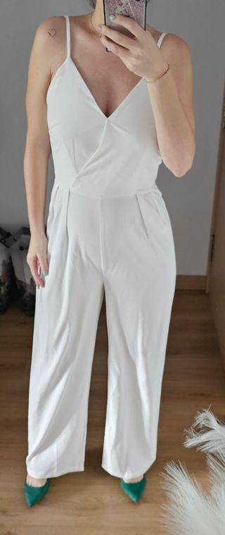 Elegante mono blanco con capa